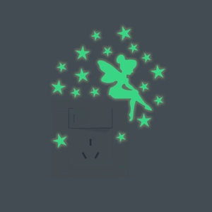 Adesivi murali fatata e stelle luminosi che brillano di verde attorno a un interruttore