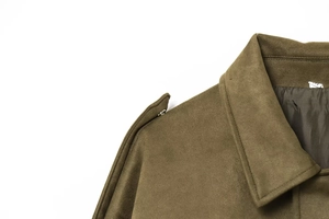 Dettaglio del bomber in finta pelle scamosciata verde oliva con spallina e cuciture
