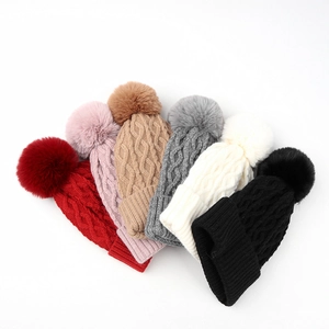 Set di sei berretti invernali da donna in maglia a trecce con pompon in diversi colori