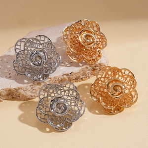 Zweischichtige hohle Rosen-Ohrstecker in Gold und Silber auf Naturstein-Display