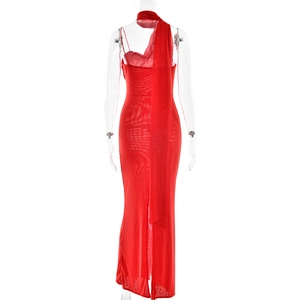Détail de la robe longue dos nu en mesh rouge avec ruban élégant et texture froncée