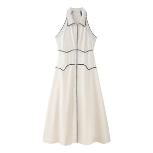 Robe longue licou crème sans manches avec bordure noire contrastée et boutons devant