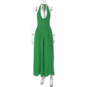 Detailansicht des grünen Neckholder-Jumpsuits mit rückenfreiem Design und weitem Bein