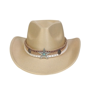 Détail du chapeau de cow-boy doré avec bande tressée, étoile en métal et perle turquoise