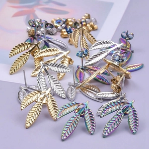 Orecchini a perno a tre foglie in acciaio inox colori oro, argento e arcobaleno