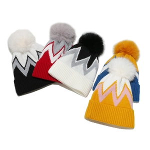 Berretti invernali in maglia con pompon e motivo a onde in vari colori vivaci