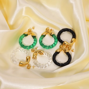 Fashionable gold-plated stainless steel hoop earrings with textured resin ring charms