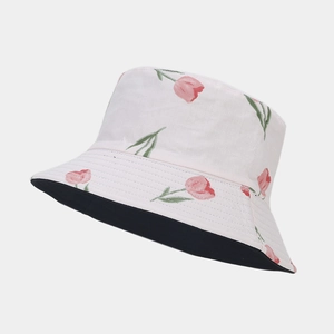 Détail de l'imprimé tulipe rose sur chapeau bob en coton blanc avec doublure noire