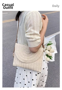 Dettaglio di una borsa a tracolla in paglia intrecciata beige con patta a strati
