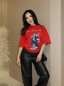 T-shirt rossa a maniche corte con stampa tigre e testo The Brave Soul da donna