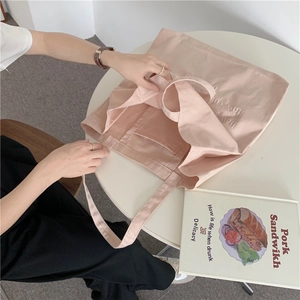 Detail der Innentasche und der dicken Leinwandstruktur des rosa Bebe Shoppers