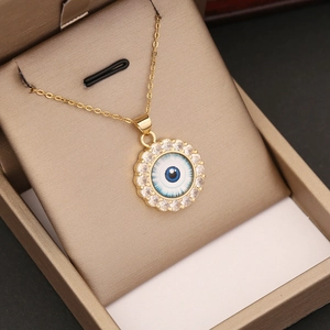 Detailansicht der Evil-Eye-Halskette mit blauer Mitte und Zirkonen in goldener Box