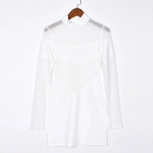 Détail de robe blanche à manches longues montrant le col montant et le tulle en V
