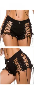 Dettaglio degli shorts in denim nero sexy a vita alta con stringhe laterali e orlo a frange