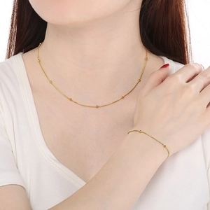 Ensemble collier et bracelet en maille serpent dorée 18 carats avec petites perles