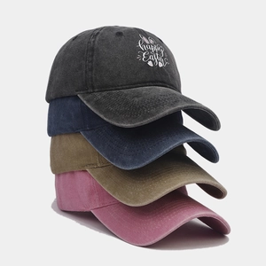 Pile verticale de quatre casquettes en coton lavé noir, bleu marine, vert et rose