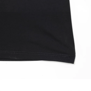 Primer plano del dobladillo de vestido negro con costura doble en tejido de calidad