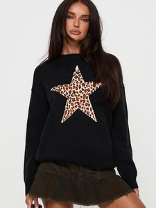 Elegante maglione nero in maglia con una stella in stampa leopardata sul davanti