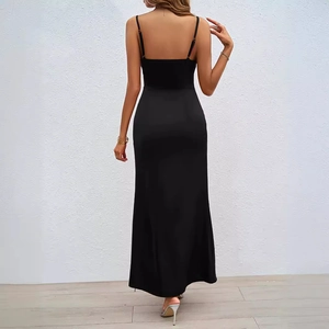 Vue arrière élégante d'une robe longue noire dos nu avec décolleté carré et fente latérale