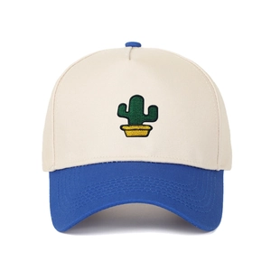 Détail de la broderie cactus et visière contrastée sur casquette de baseball rétro 5 pans