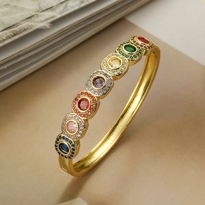 Dettaglio del bracciale placcato oro con sette pietre colorate di zirconi incastonati
