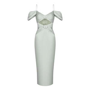 Robe longue en satin vert menthe avec boucle en strass et détails en dentelle