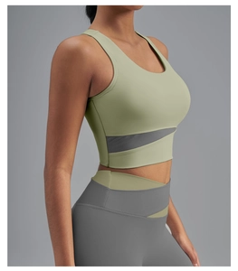 Vue latérale de l'ensemble de sport bicolore avec brassière et legging en vert et gris