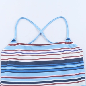 Détail d'une robe à rayures contrastées avec col en U et fines bretelles croisées