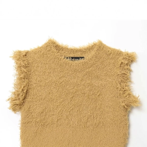 Gilet en tricot sans manches à effet fausse fourrure jaune moutarde avec col rond pour femme