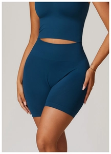 Détail du short de compression sans couture taille haute bleu marine à texture côtelée