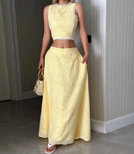 Détail du haut court sans manches en dentelle jaune pâle et jupe longue taille haute
