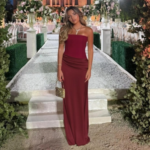 Détail d'une robe de soirée élégante en satin bordeaux avec une coupe bustier ajustée