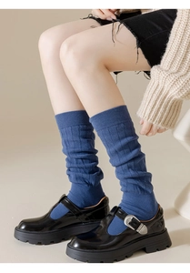 Détails de la texture des chaussettes plissées bleu clair avec élégantes côtes tricotées