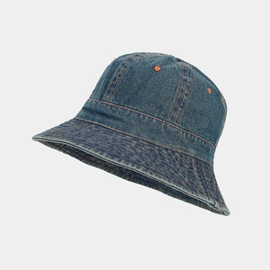 Vue détaillée d'un chapeau bob en denim bleu foncé avec doubles surpiqûres orange vif