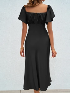 Détail d'une robe mi-longue en satin noir avec décolleté carré au dos et manches à volants
