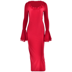 Détails de la robe en satin rouge avec manches trompette élégantes et volants raffinés