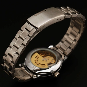 Vue détaillée du dos d'une montre automatique montrant le mécanisme doré sous verre