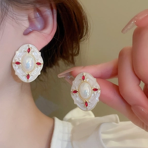 Boucles d'oreilles vintage style français avec émail, perles et zircons rouges