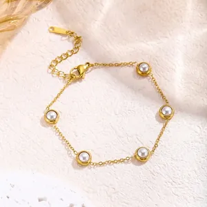 Bracelet minimaliste en acier titane doré avec cinq perles blanches rondes serties clos