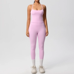 Détail d'un ensemble de yoga rose avec haut caraco et leggings avec poches latérales
