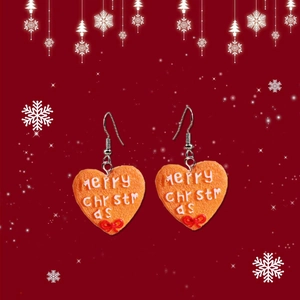 Détails des boucles d'oreilles de Noël en forme de cœur en pain d'épices avec nœuds rouges