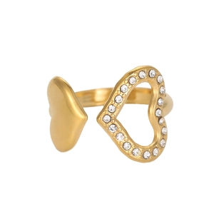 Bague ouverte dorée avec motif cœur évidé et oxydes de zirconium sur fond blanc