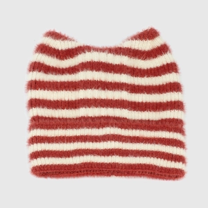 Detailaufnahme der rot-weiß gestreiften Strickmütze mit süßen Katzenohren aus Plüsch