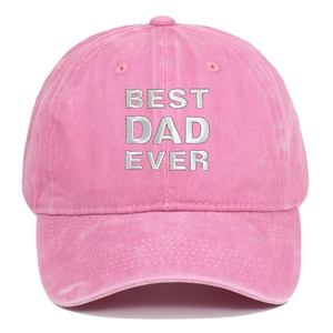 Détail de la broderie Best Dad Ever sur casquette en coton délavé rose