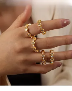Details böhmischer Goldringe mit Evil-Eye-Muster und Zirkonia auf Modelhänden