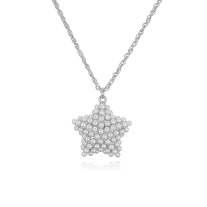 Détail d'un pendentif étoile argenté serti de perles blanches sur une chaîne torsadée
