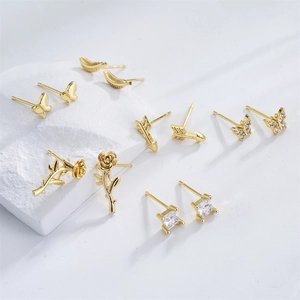 Set de pendientes de botón geométricos de mariposa bañados en oro de 18 quilates