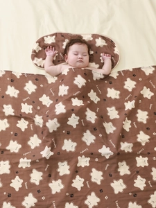 Bamboo cotton gauze baby blanket and pillow set with cartoon bear patterns