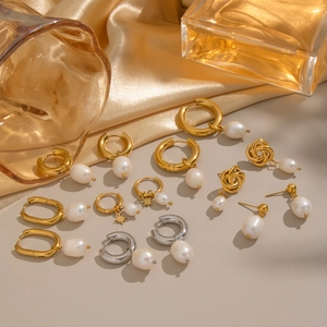 Set di orecchini a cerchio con perle naturali barocche in finitura oro e argento su seta