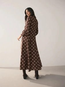 Robe longue élégante marron à manches longues avec pois blancs et col à revers